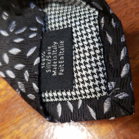John Varvatos Black and Gray Leaf Pattern Tie - Picture 4 of 7